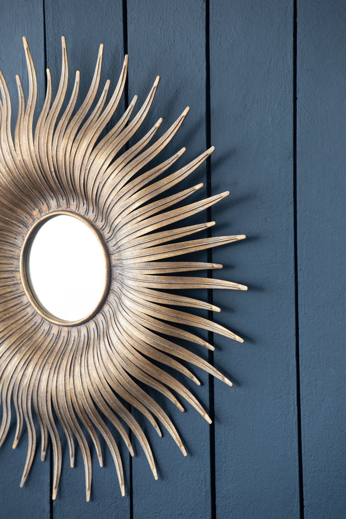 Retro DesignSunburst Metal Wall Mirror Decorative Mirror For A Bedroom Dressing Room, Hallway Or Living Space - Gold