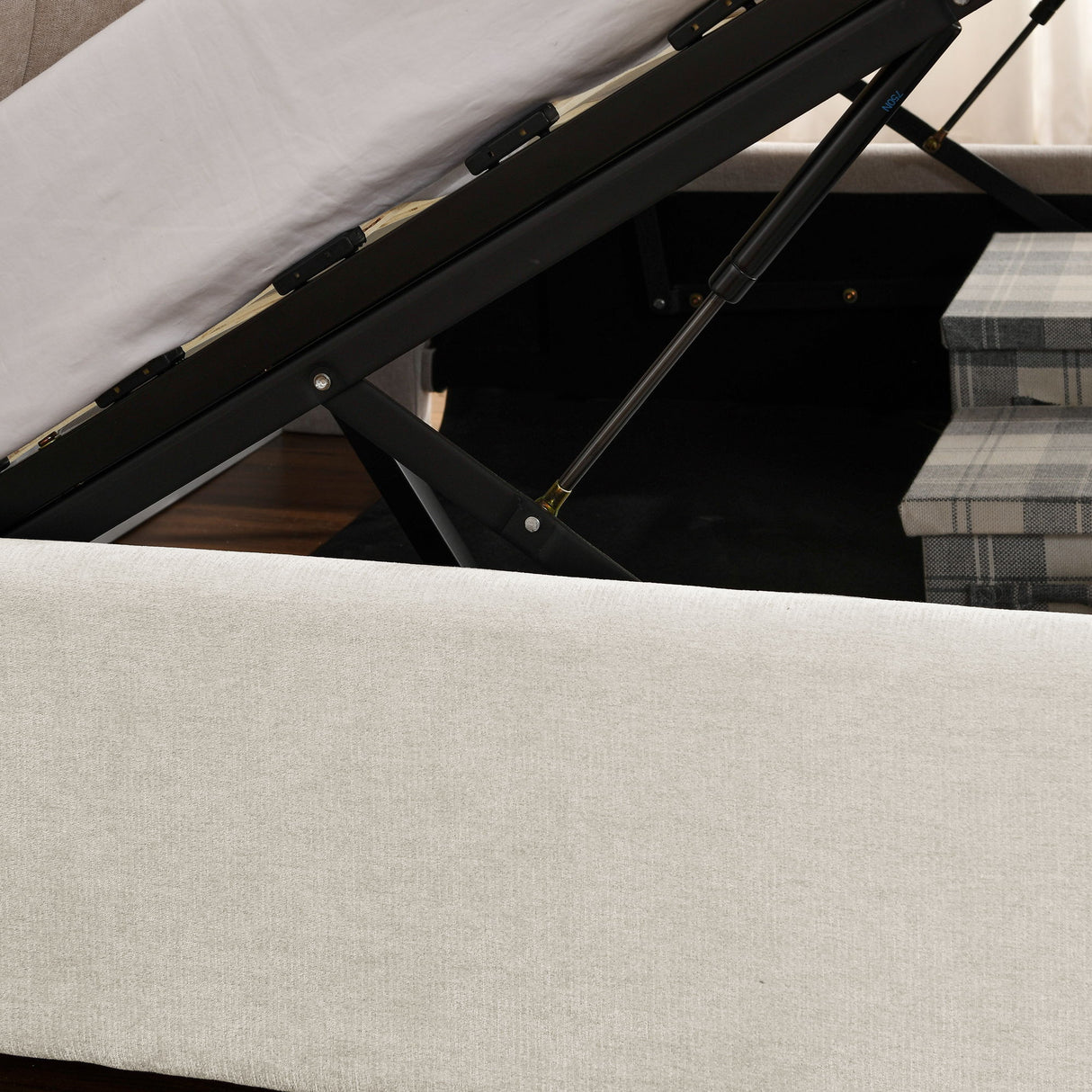 Storage Upholstered Hydraulic Platform Bed With Integrated Headboard