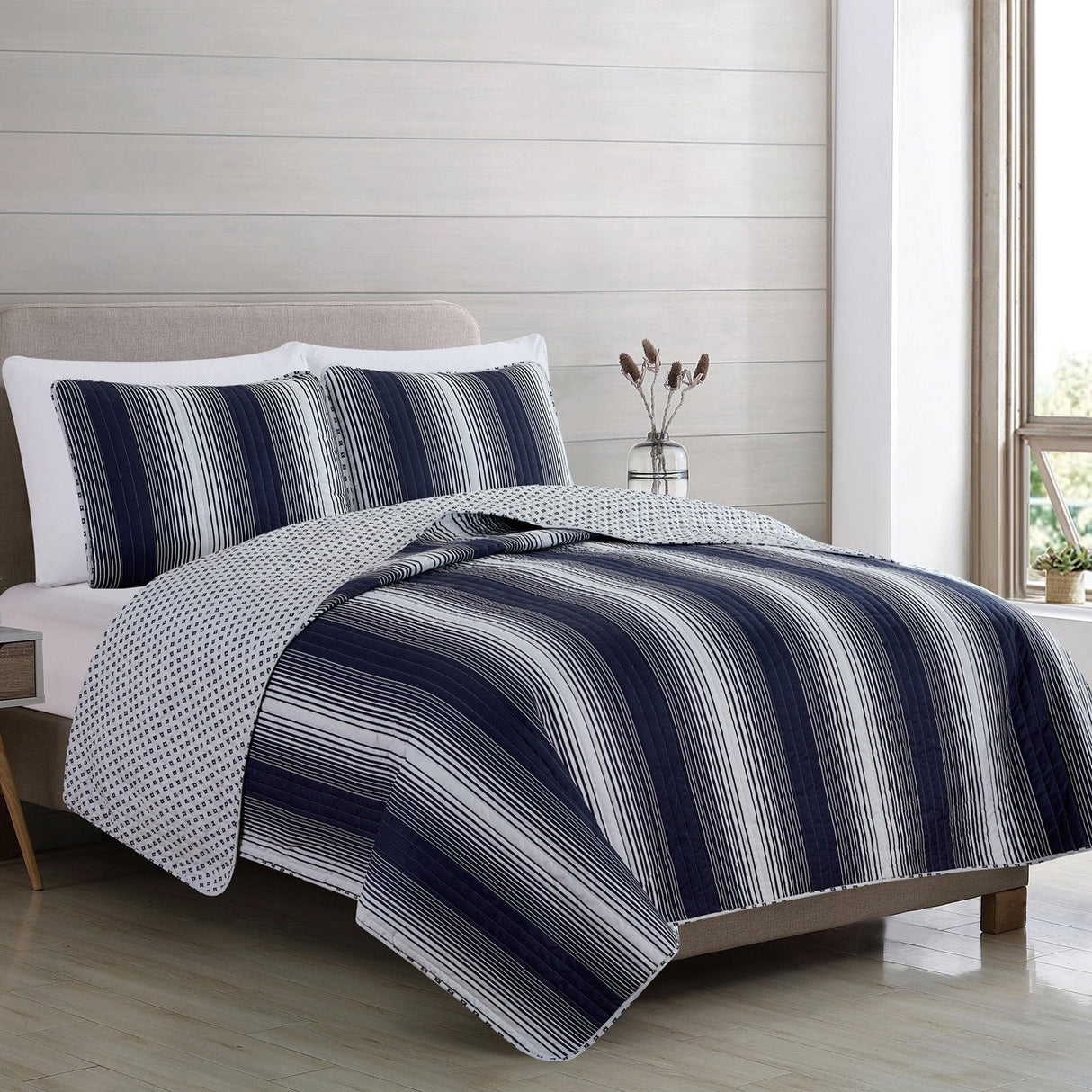 Everette Collection 3 Piece Ombre Striped Quilt Set