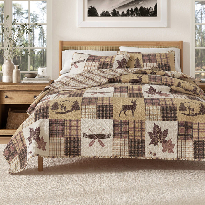 Great Bay Home Redwood Lodge Quilt Set in Deer & Leaf Patchwork