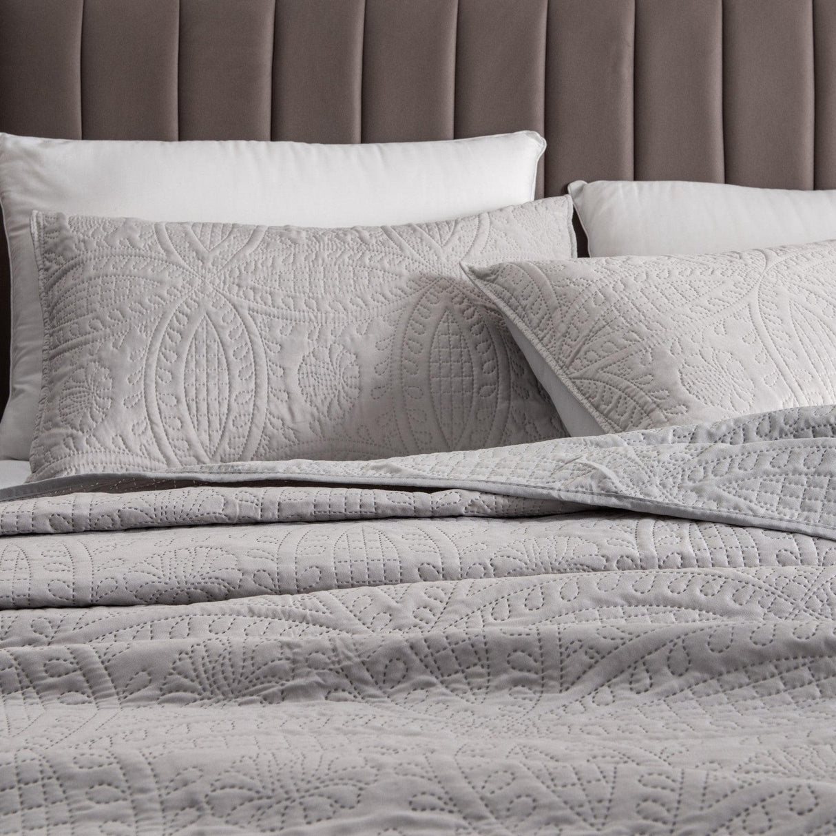 3-Piece Oversized Medallion Quilt Set - Clara Collection