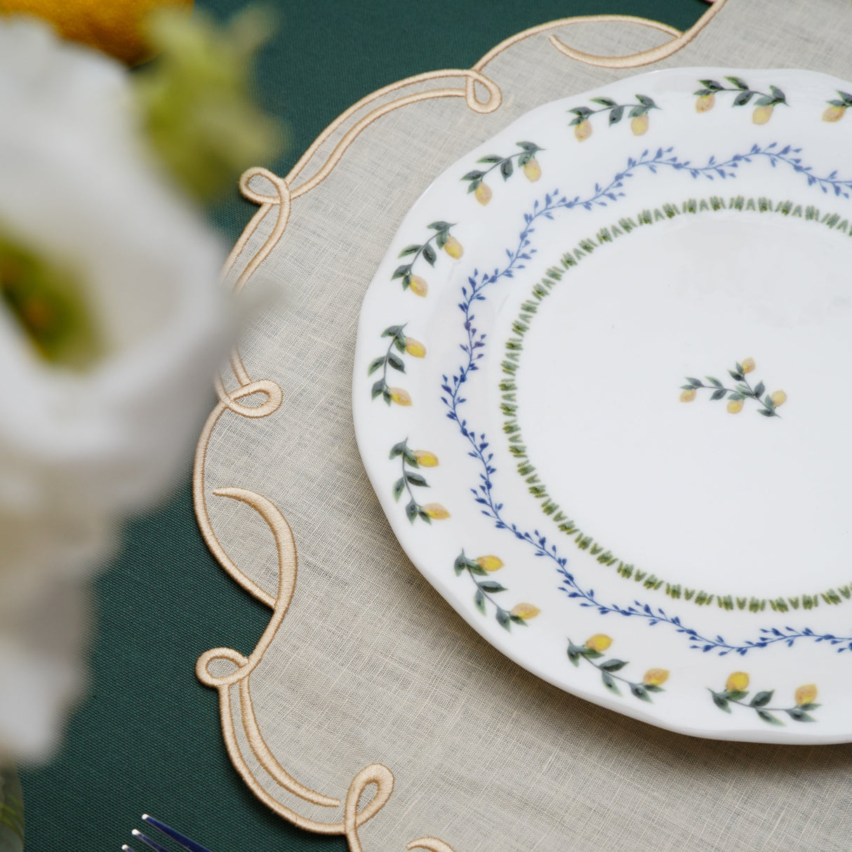 Celestia Linen Ivory Gold Trim Square Placemats