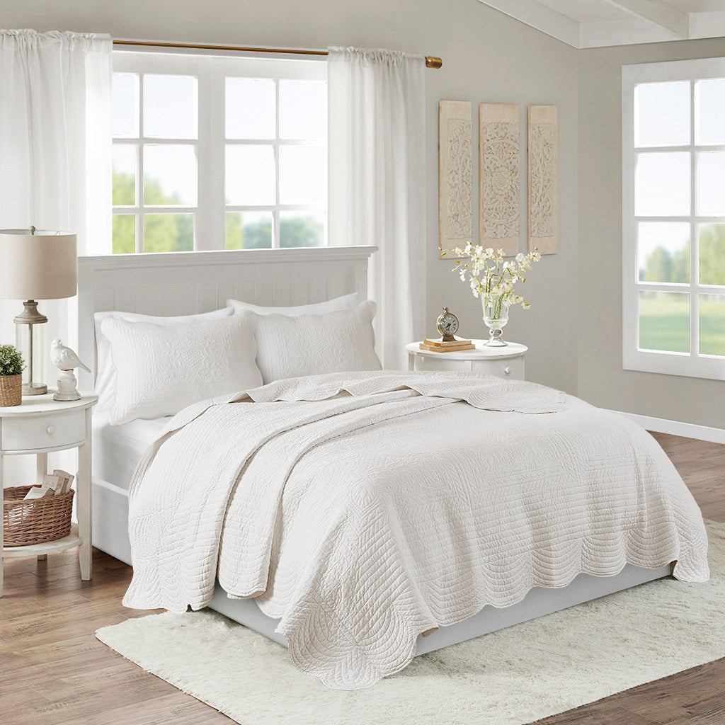 JLA 3 Piece Reversible Scalloped Edge Quilt Set White Full/Queen