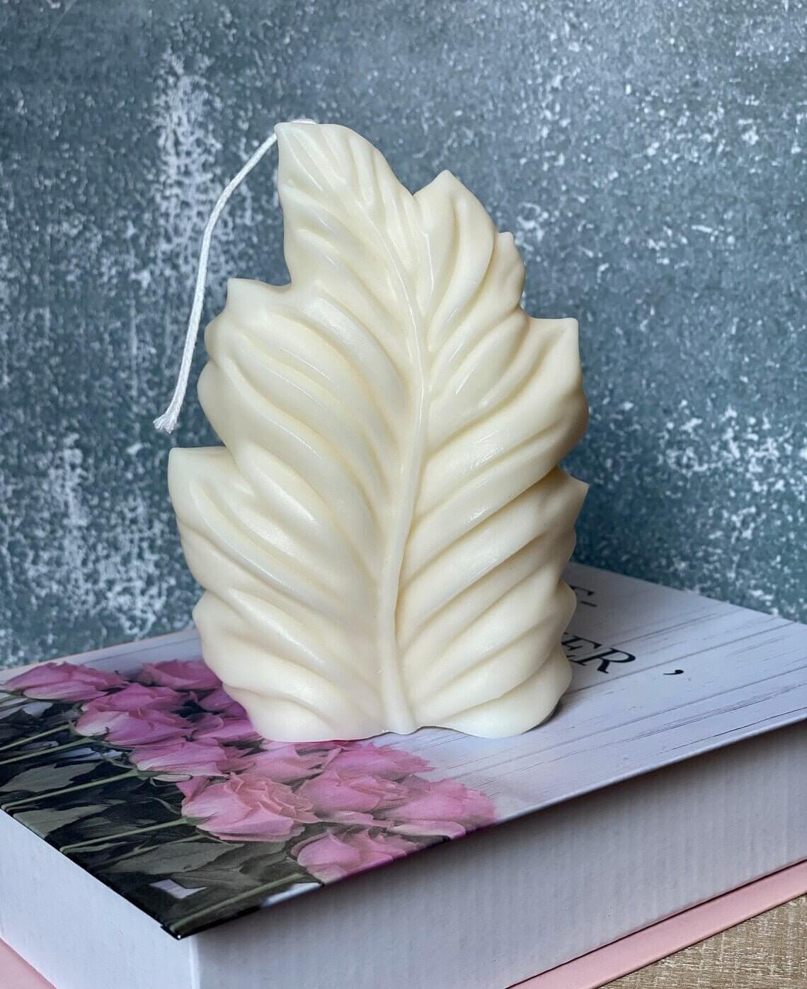 Minimalist Feather Candle — Handcrafted Soy Wax Elegance