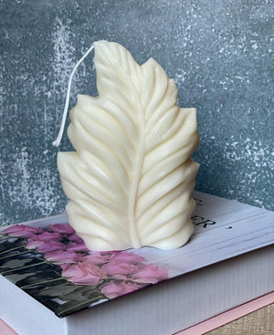 Minimalist Feather Candle — Handcrafted Soy Wax Elegance