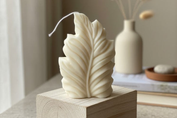 Minimalist Feather Candle — Handcrafted Soy Wax Elegance