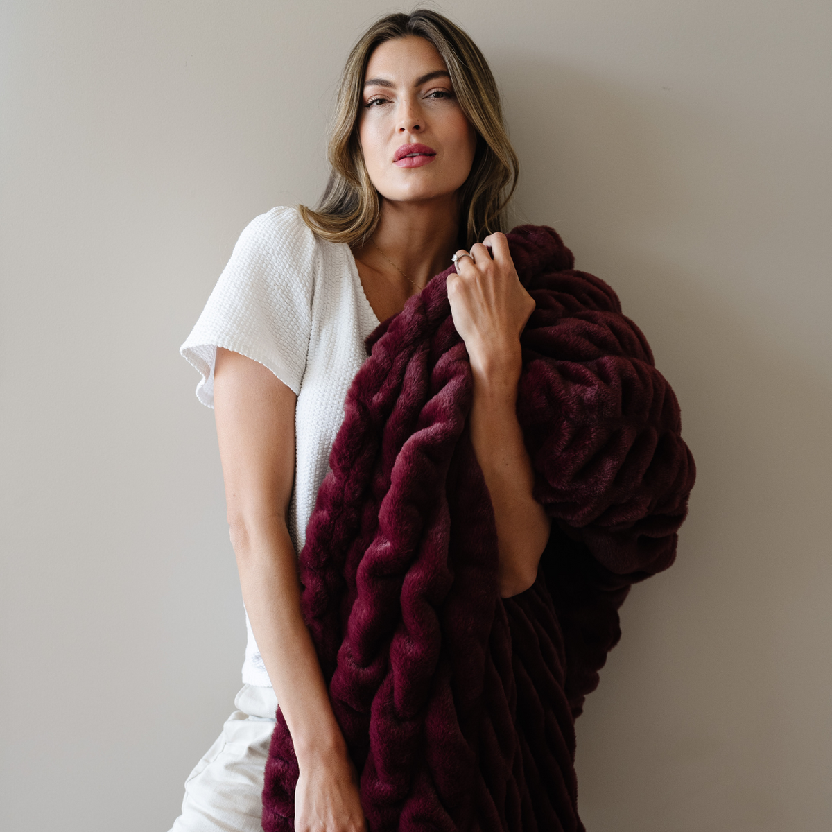 Saranoni DOUBLE RUCHED FAUX FUR THROW BLANKETS - view 10