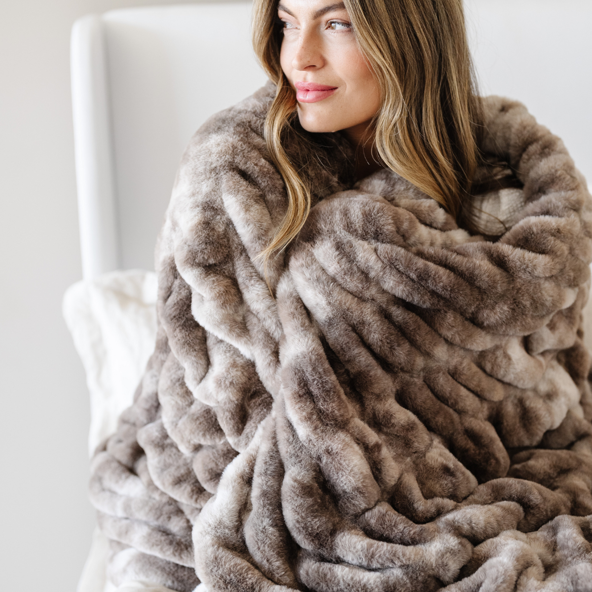 Saranoni DOUBLE RUCHED FAUX FUR THROW BLANKETS - view 11