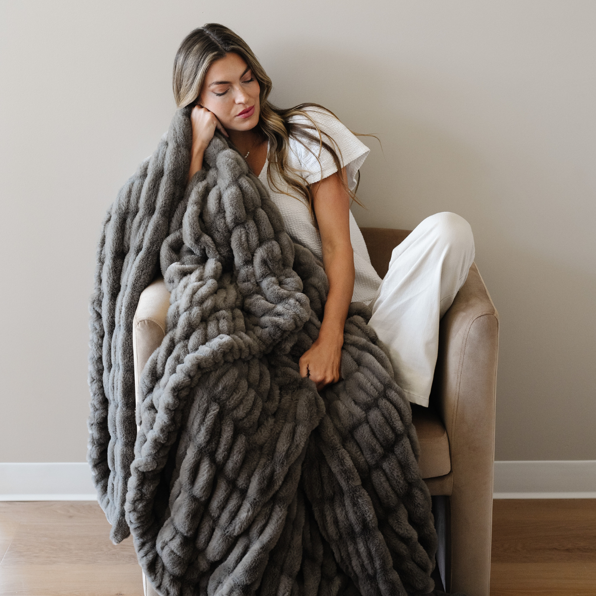 Saranoni DOUBLE RUCHED FAUX FUR THROW BLANKETS - view 17