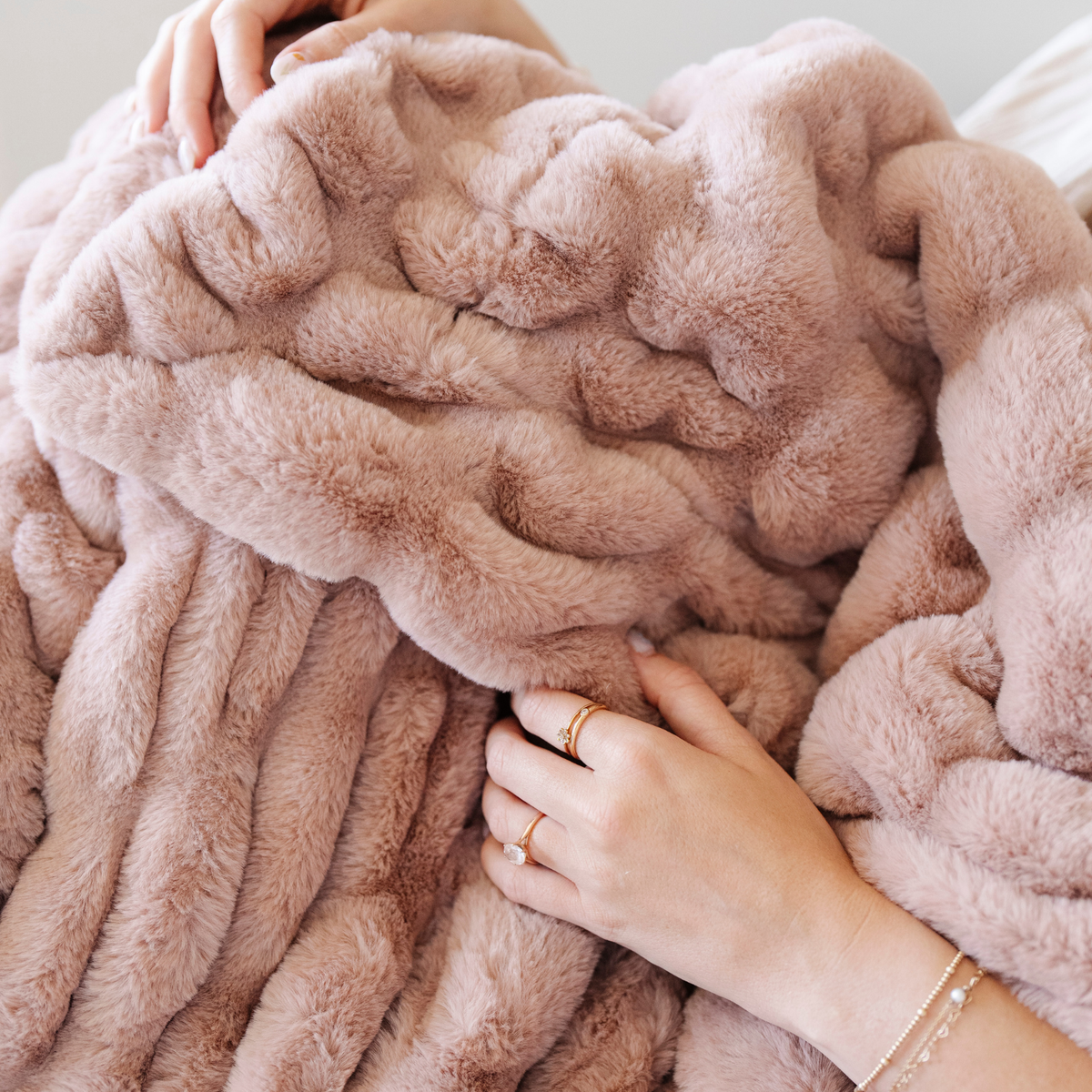 Saranoni DOUBLE RUCHED FAUX FUR THROW BLANKETS - view 25