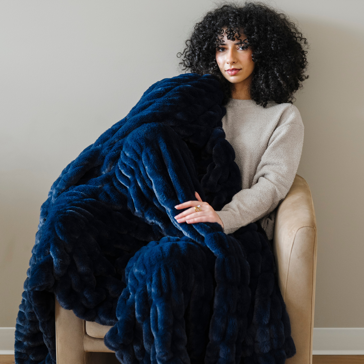 Saranoni DOUBLE RUCHED FAUX FUR THROW BLANKETS - view 28