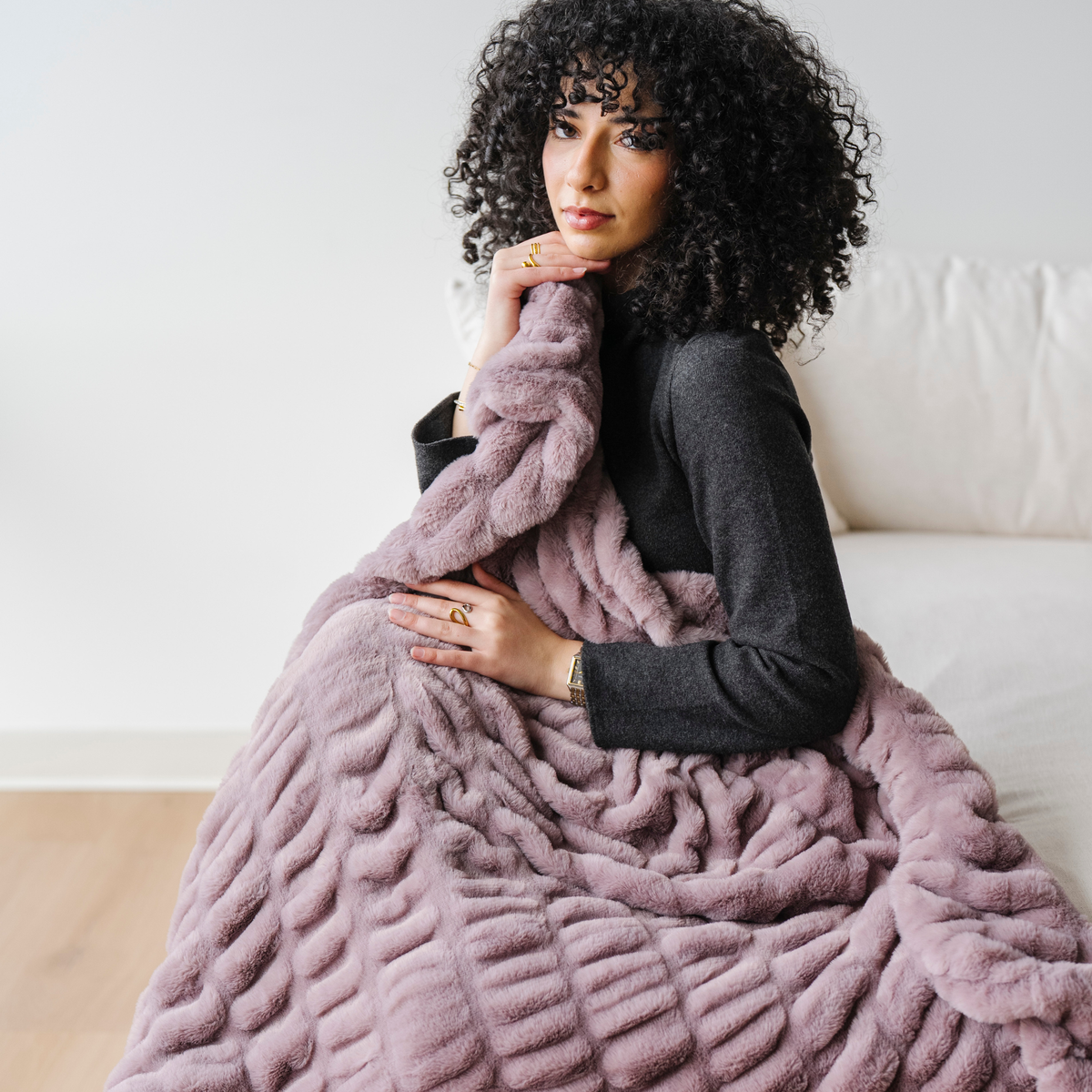 Saranoni DOUBLE RUCHED FAUX FUR THROW BLANKETS - view 30