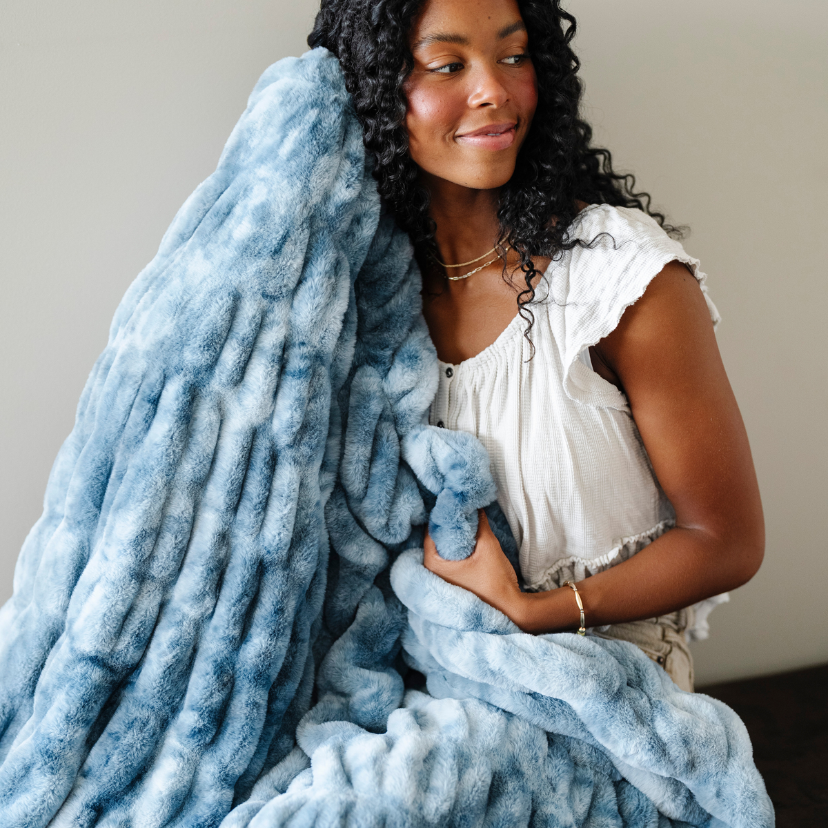 Saranoni DOUBLE RUCHED FAUX FUR THROW BLANKETS - view 38