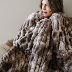 Saranoni DOUBLE RUCHED FAUX FUR THROW BLANKETS in Chocolate Blend