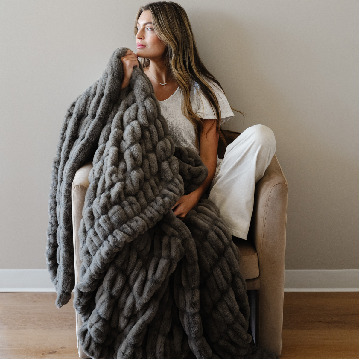 Saranoni DOUBLE RUCHED FAUX FUR THROW BLANKETS in Cobblestone