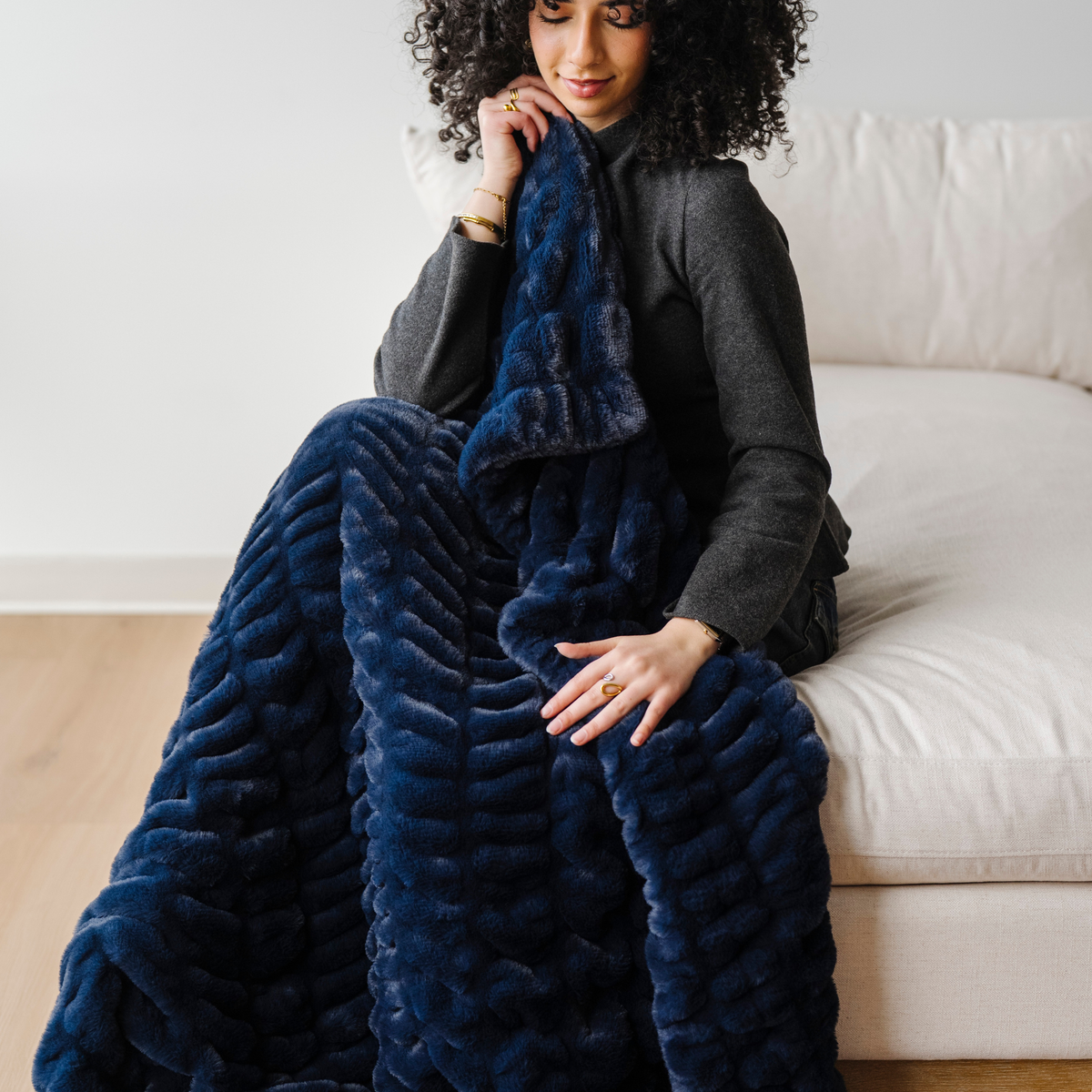 Saranoni DOUBLE RUCHED FAUX FUR THROW BLANKETS in Midnight