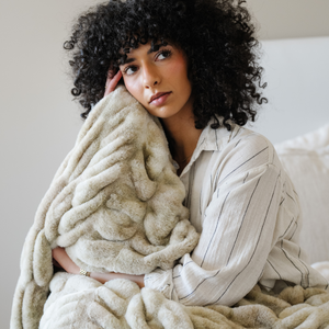 Saranoni DOUBLE RUCHED FAUX FUR THROW BLANKETS in Sandshell Blend