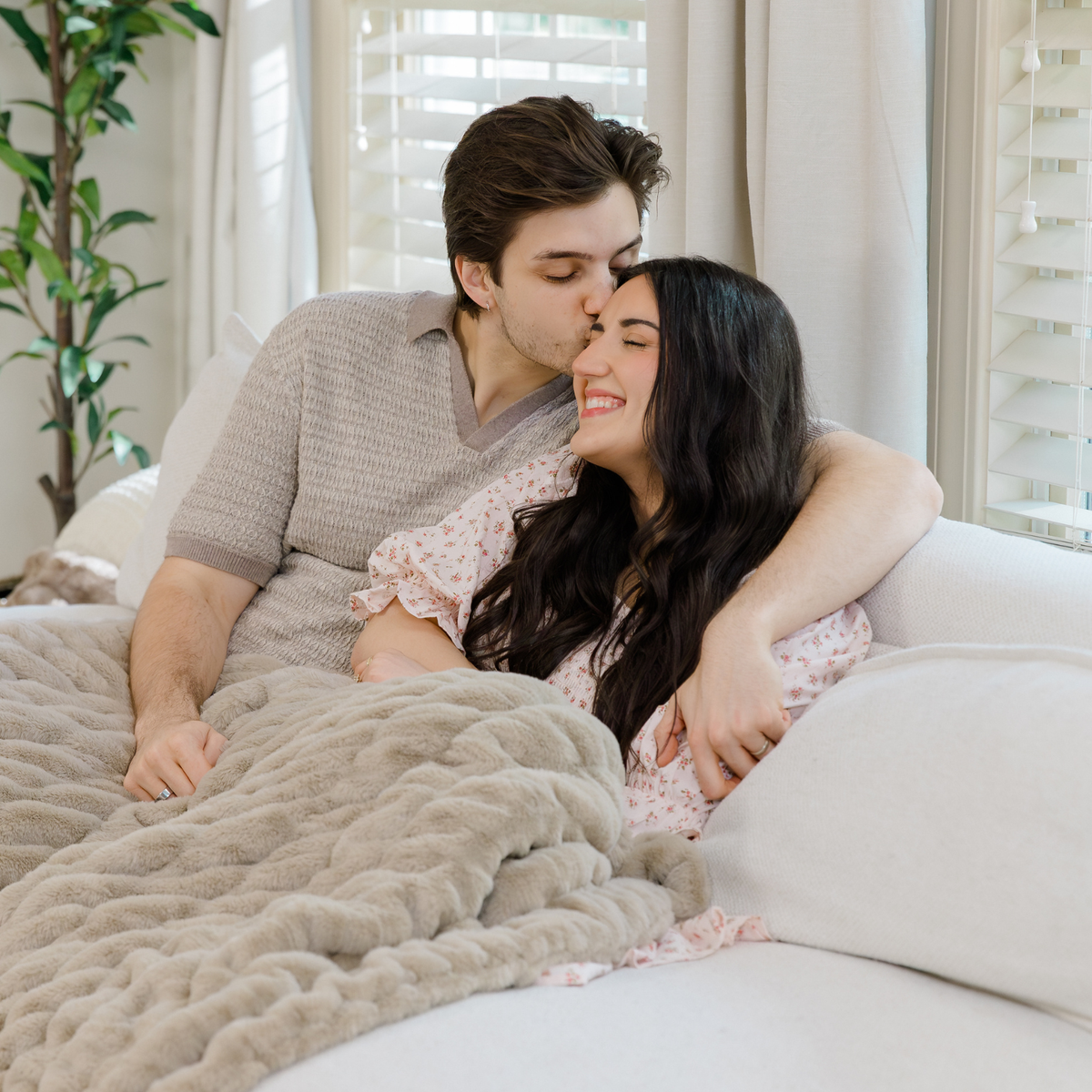 Saranoni DOUBLE RUCHED FAUX FUR THROW BLANKETS in Victoria Lawson